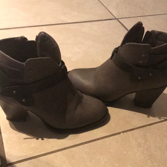 XOXO grey/brown booties - Picture 3 of 8